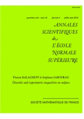 Inégalités diastoliques et isopérimétriques sur les surfaces