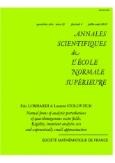 Formes normales des perturbations analytiques des champs de vecteurs quasi-homogènes : rigidité, ensembles d'invariants analytiques et approximation exponentiellement petite