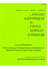 Structure feuilletée de l'espace de Kuranishi et isomorphismes de familles de déformations de variétés compactes complexes