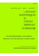 Déformations des hypersurfaces Levi plates dans des variétés complexes