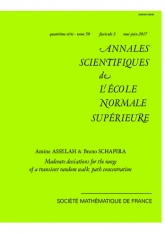 Déviations modérées pour le range d'une marche aléatoire transiente : concentration trajectorielle