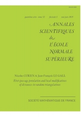 Percolation de premier passage et perturbations locales des distances dans les triangulations aléatoires