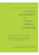 Propriétés d'homogénéisation en temps long et transport balistique asymptotique des ondes classiques