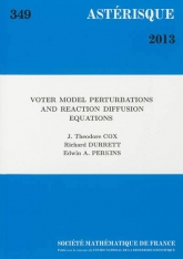 Perturbations du modèle du votant et équations de réaction-diﬀusion