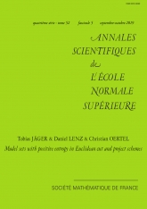 Ensembles modèles à entropie positive dans des schémas par coupe et projection